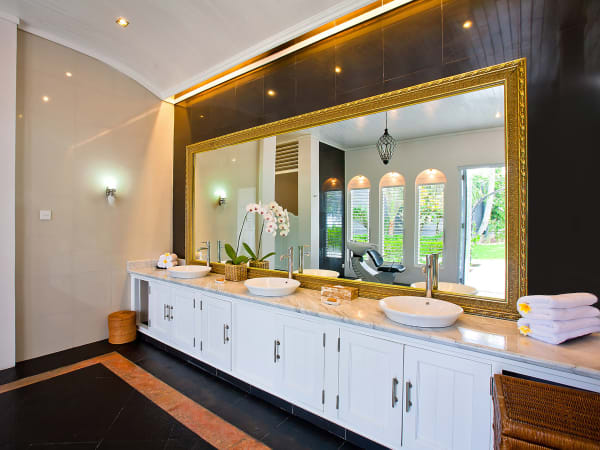 Puri Nirwana - Double sink bathroom